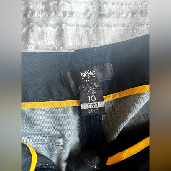 Women’s black bermuda shorts, no callouts - Picture 3 of 3